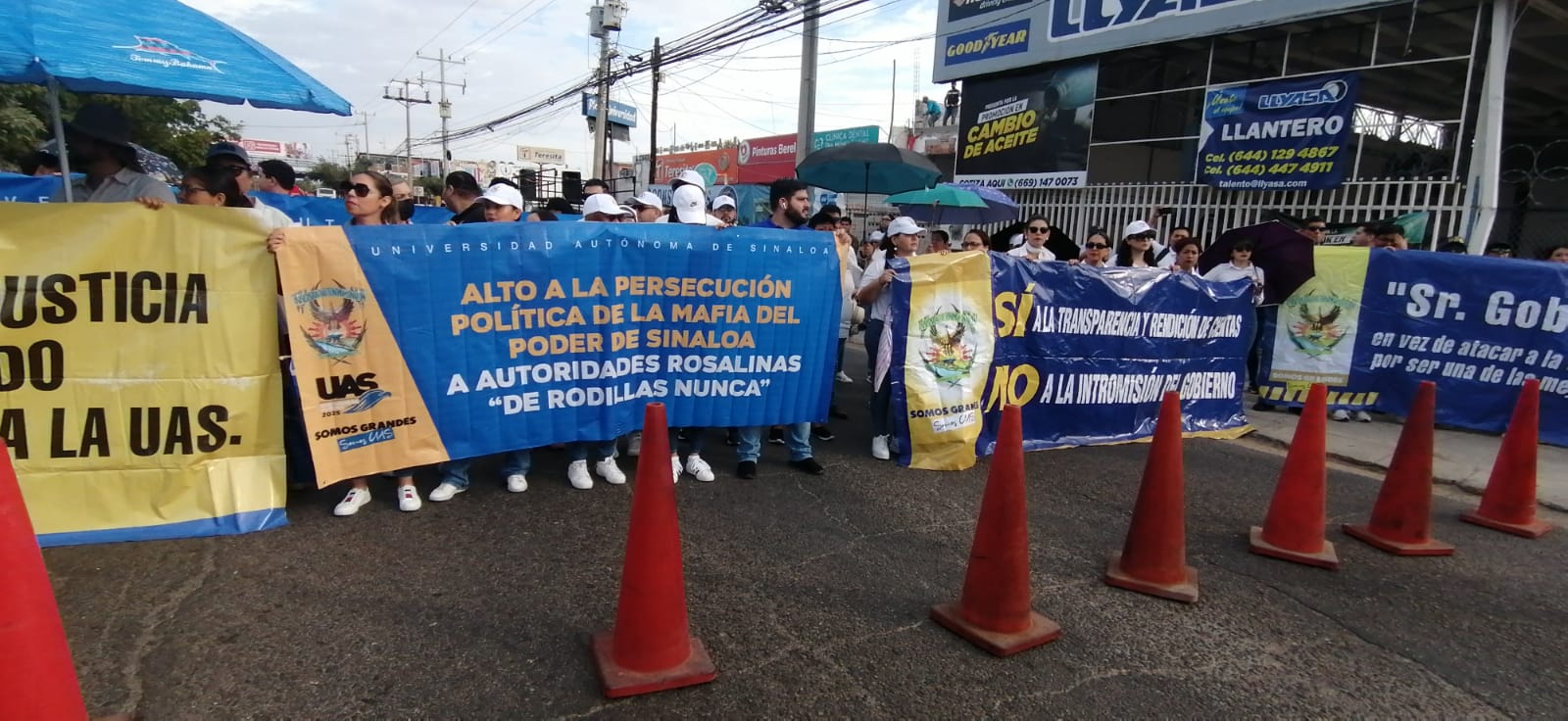 Docentes de la UAS y estudiantes cierran la avenida Ejército Mexicano, en Mazatlán; piden respeto a la autonomía