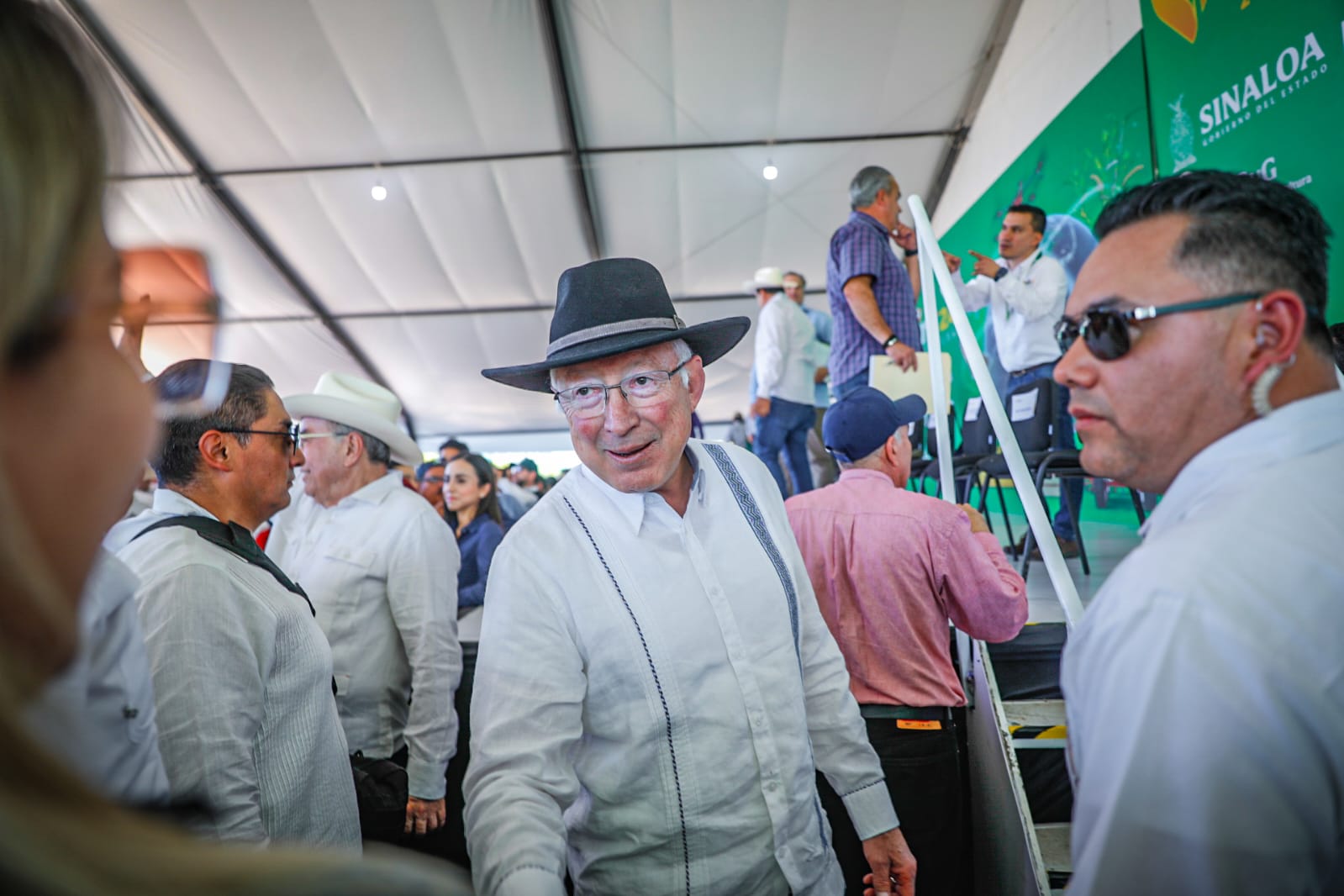 “Me decían que no debía pasar la noche en Culiacán, pero yo me siento muy seguro”: Embajador Ken Salazar