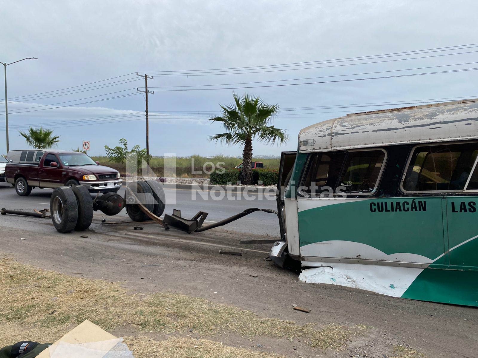En Culiacán, camión de Villa Juárez frena para no chocar y se le sale el eje trasero con todo y llantas