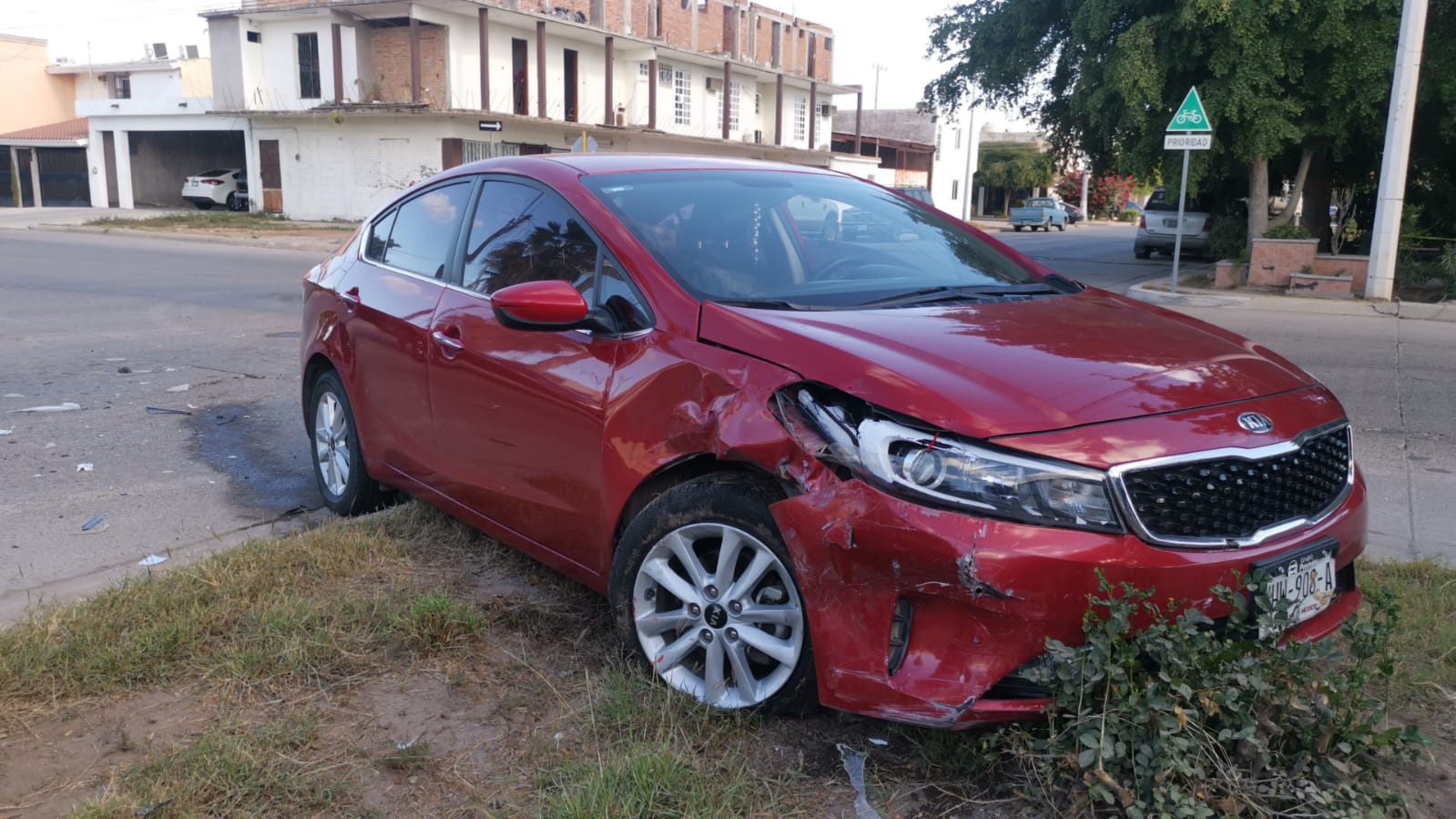 En Los Mochis, accidente entre dos vehículos en el fraccionamiento El Parque deja personas lesionadas