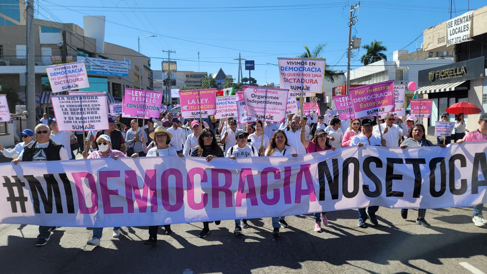 En defensa de la democracia, miles de ciudadanos marcharon este domingo