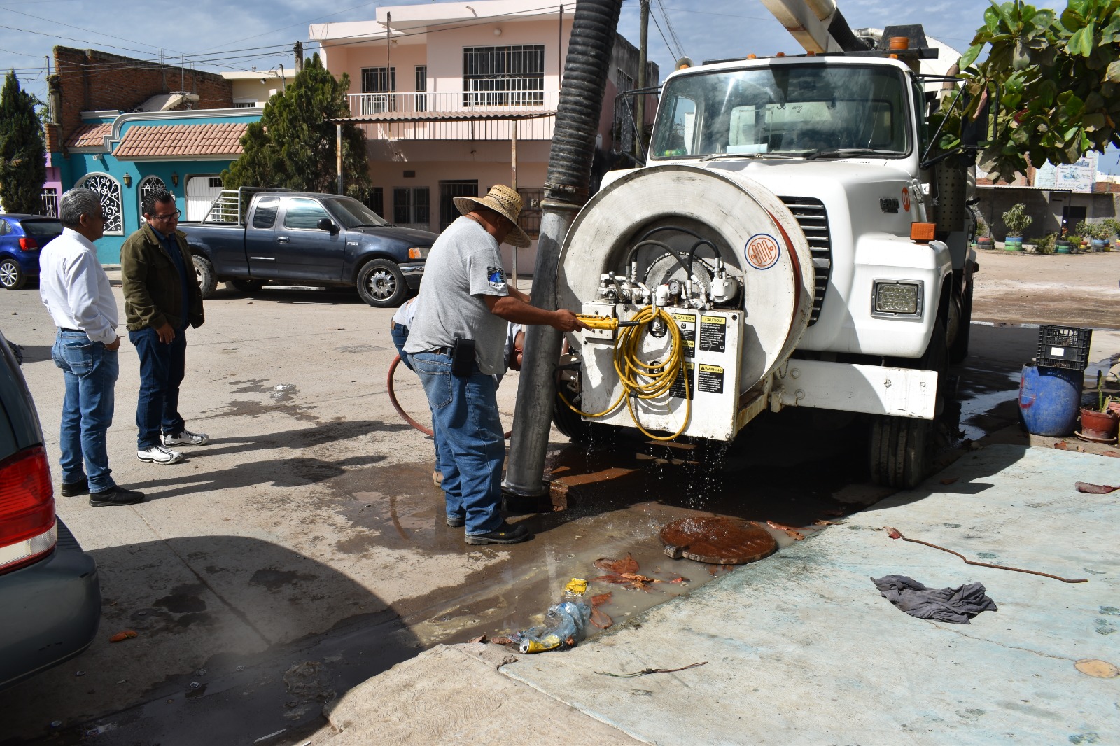 Estragos de fiesta terminan en alcantarilla, Jumapam desazolva de emergencia en la colonia Morelos de Mazatlán
