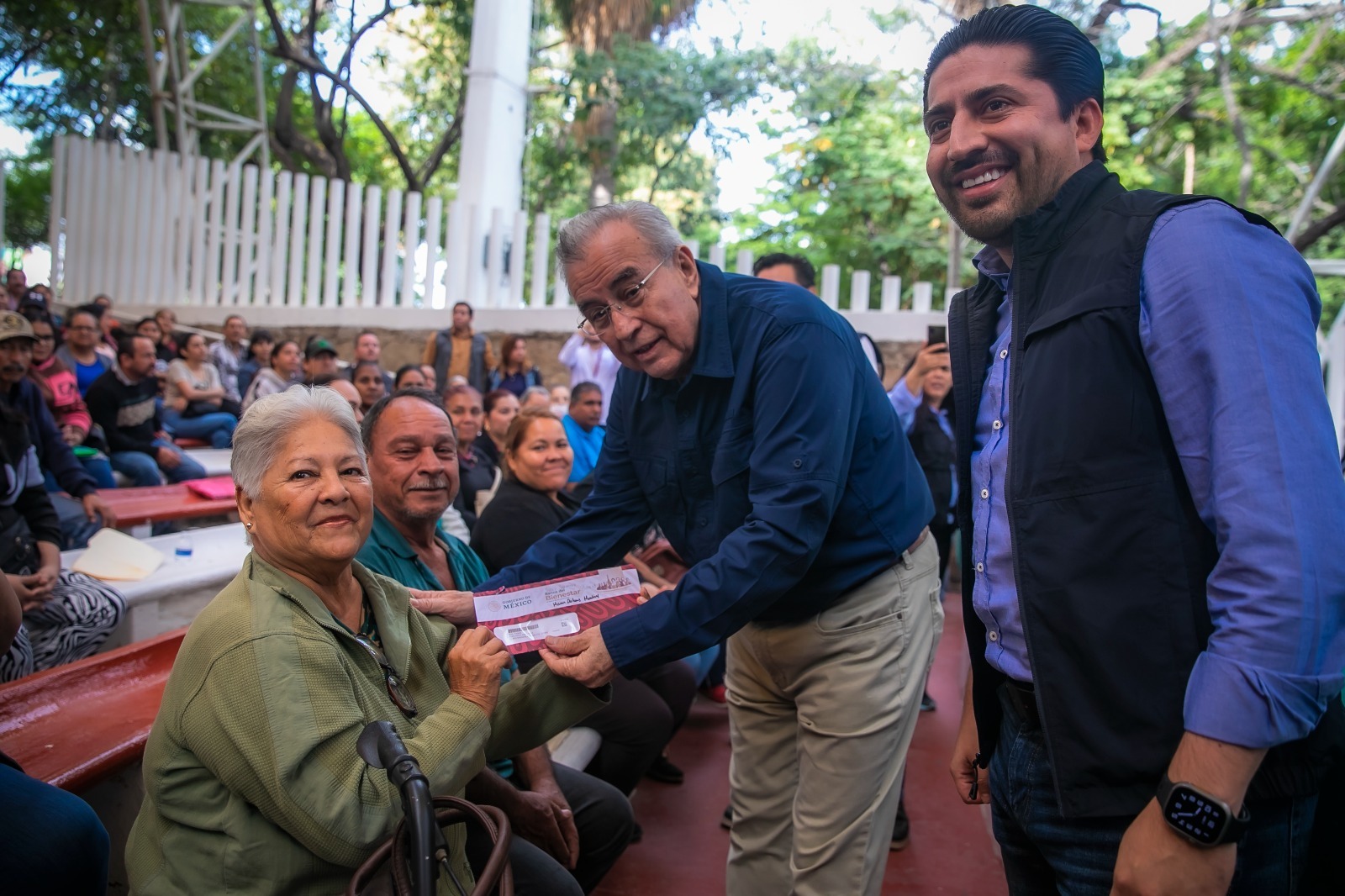 Familias que viven en zona de marginación reciben apoyo de $35 mil pesos para mejorar sus hogares