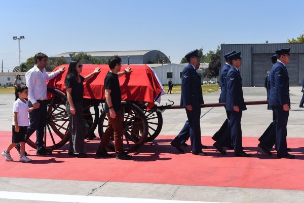 Reciben con honores el féretro del expresidente Sebastián Piñera en Chile