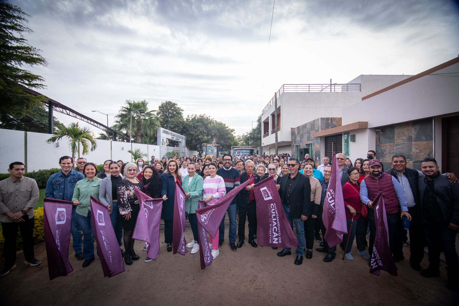 Gámez Mendívil da banderazo para la pavimentación de la calle tercera, en la colonia Cuauhtémoc