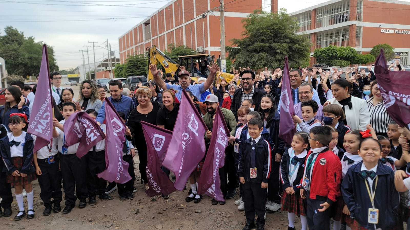 Gámez Mendívil da el banderazo de pavimentación en dos calles de la colonia Pemex en Culiacán