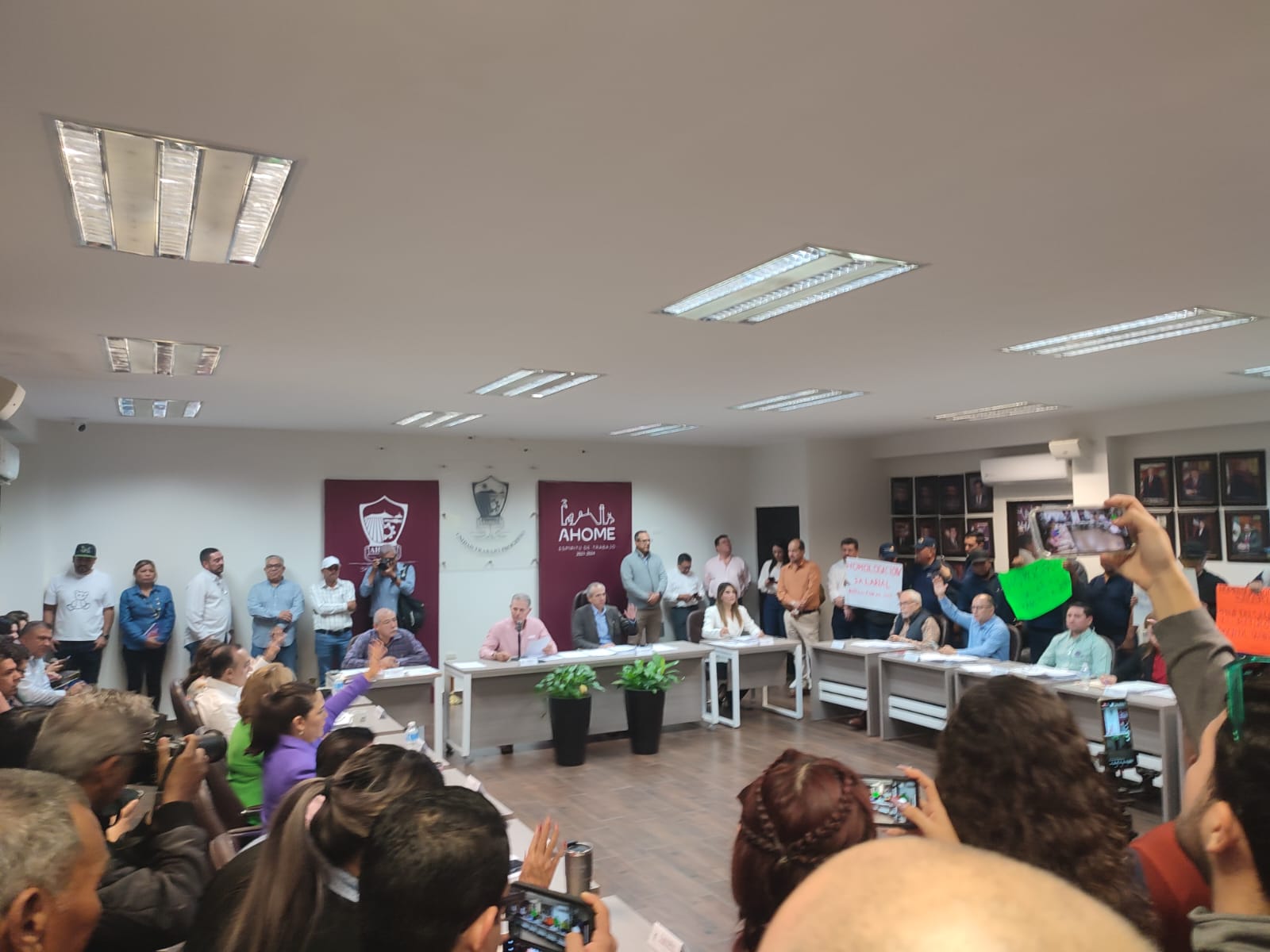 Guerreros Unidos se manifiestan en Cabildo de Ahome momentos antes del inicio de sesión