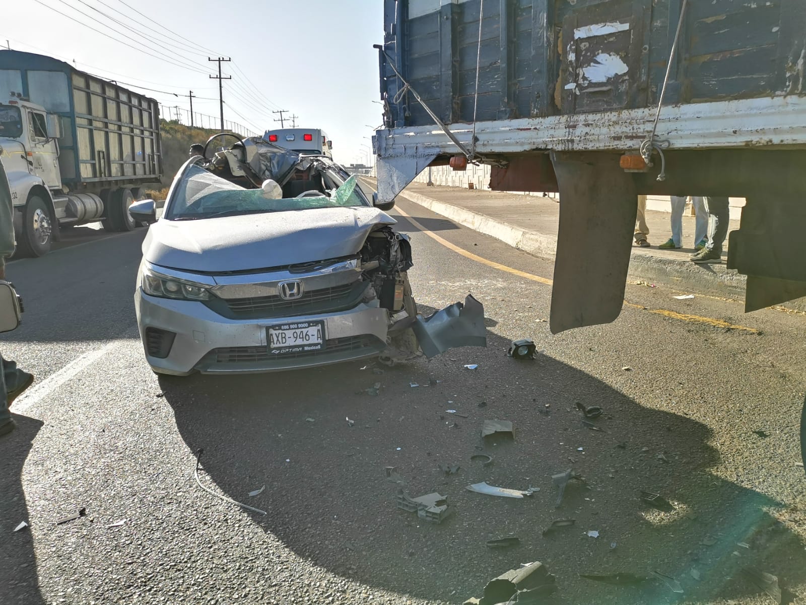 ¡Viven para contarlo! Conductor de un Honda y sus acompañantes se impactan contra un torton a la entrada de Los Mochis