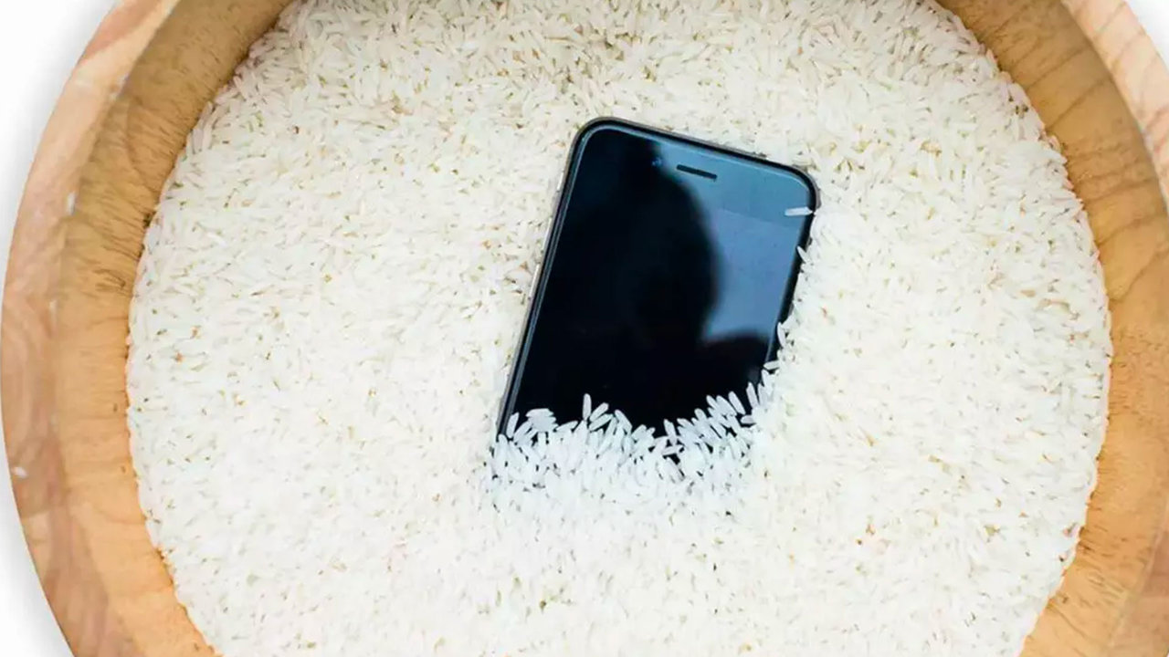 ¡Olvídate de meter tu Iphone en el arroz! Este es lo que realmente tienes que hacer si se te cae al agua
