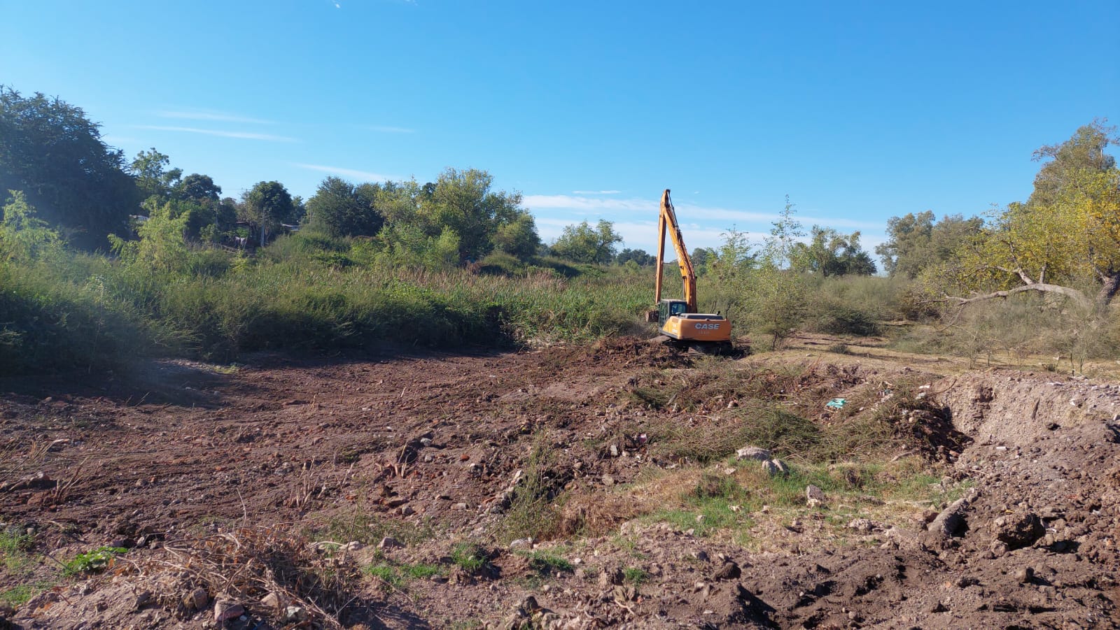Inician los trabajos de limpieza para la segunda etapa de construcción del malecón en Guamúchil