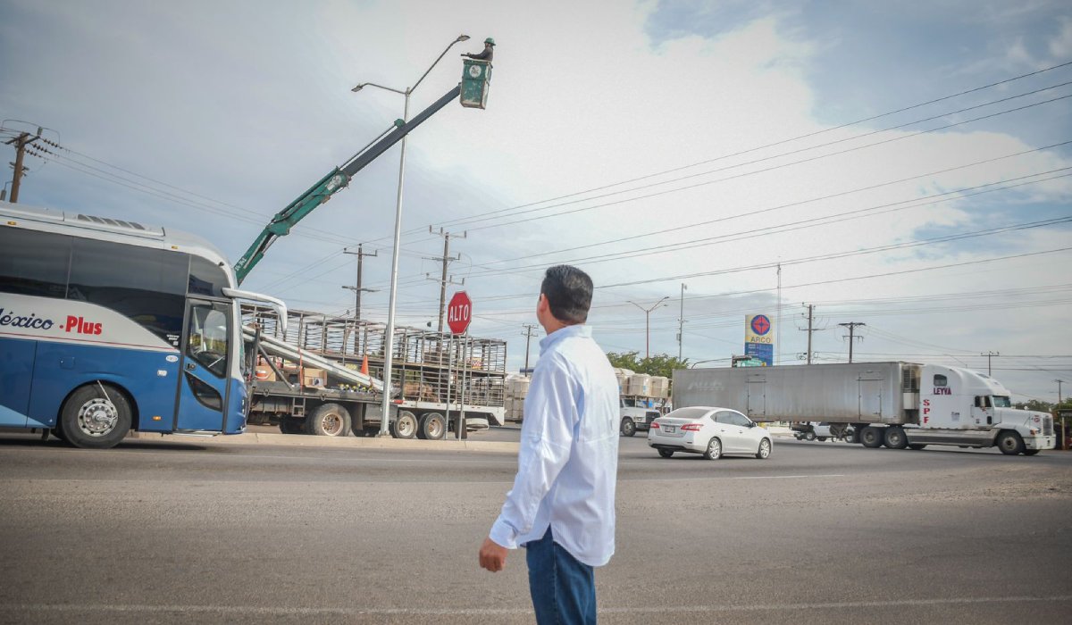 Instalan luminarias LED en carretera Guamúchil-Angostura para una mejor seguridad