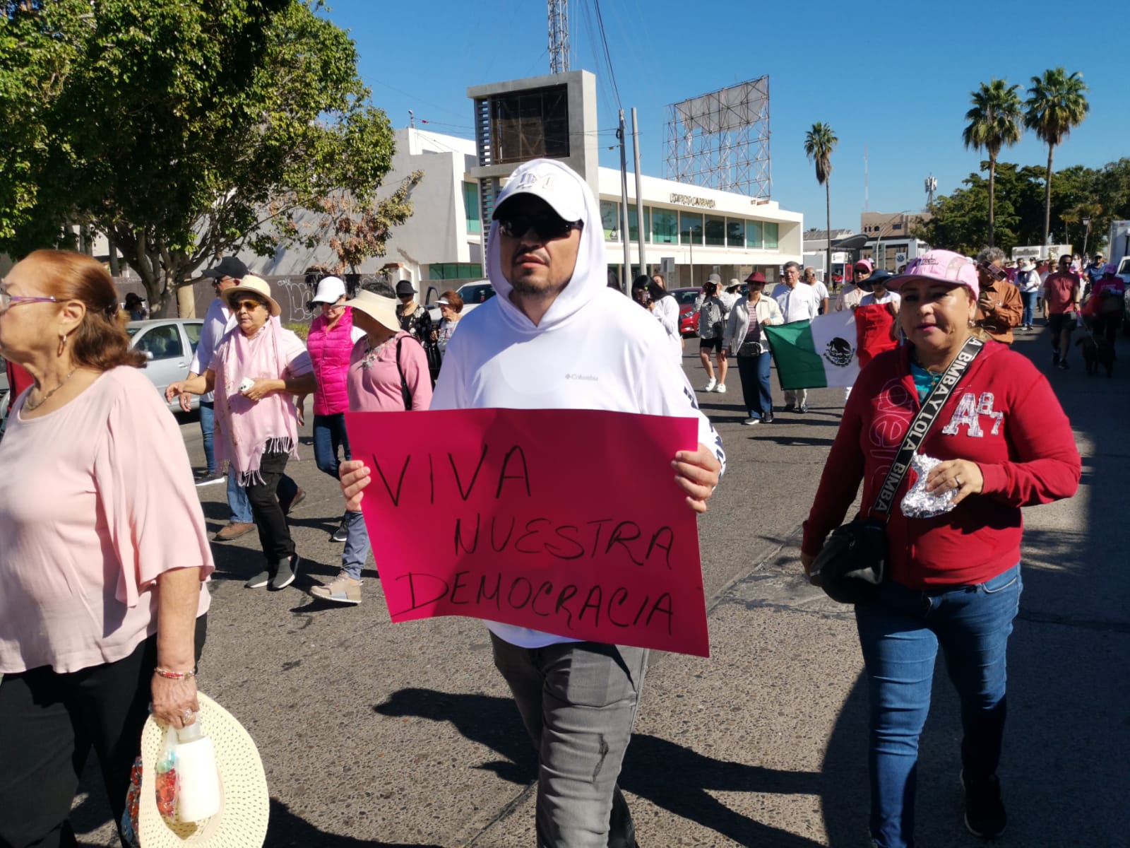 Integrantes del Frente Cívico Nacional marcha en Los Mochis, en defensa de la democracia