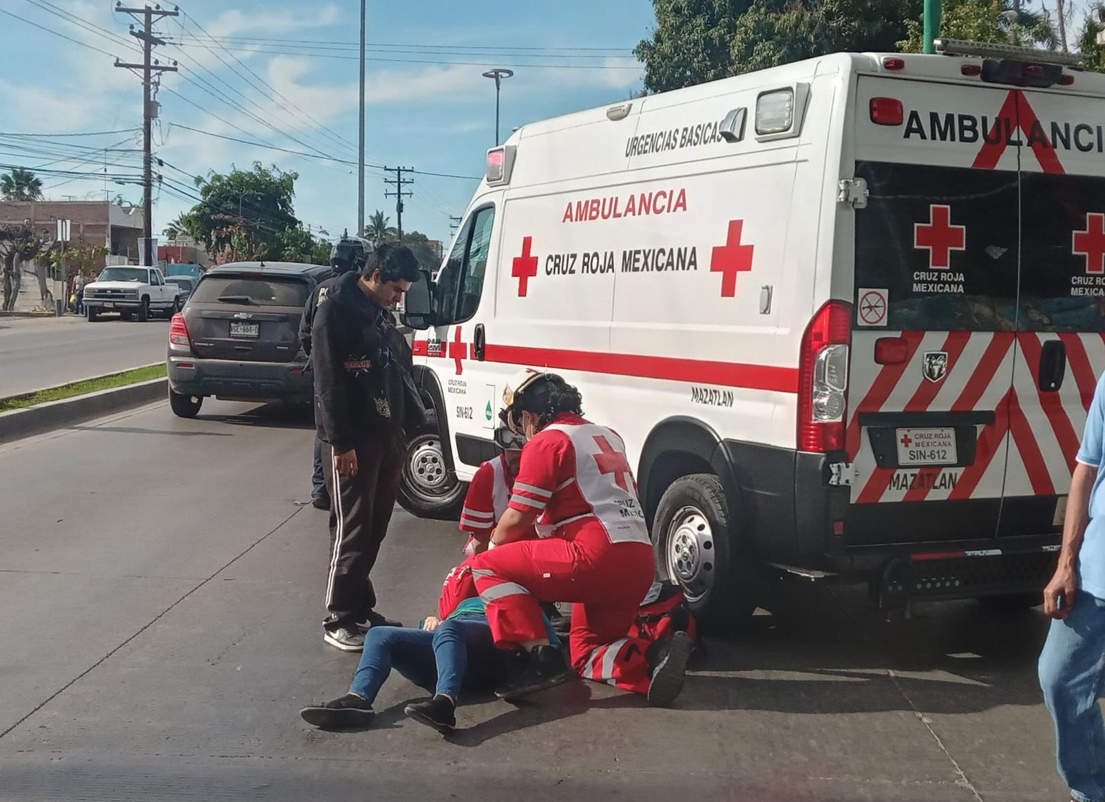 Joven resulta lesionado luego de caer de una motocicleta en Mazatlán