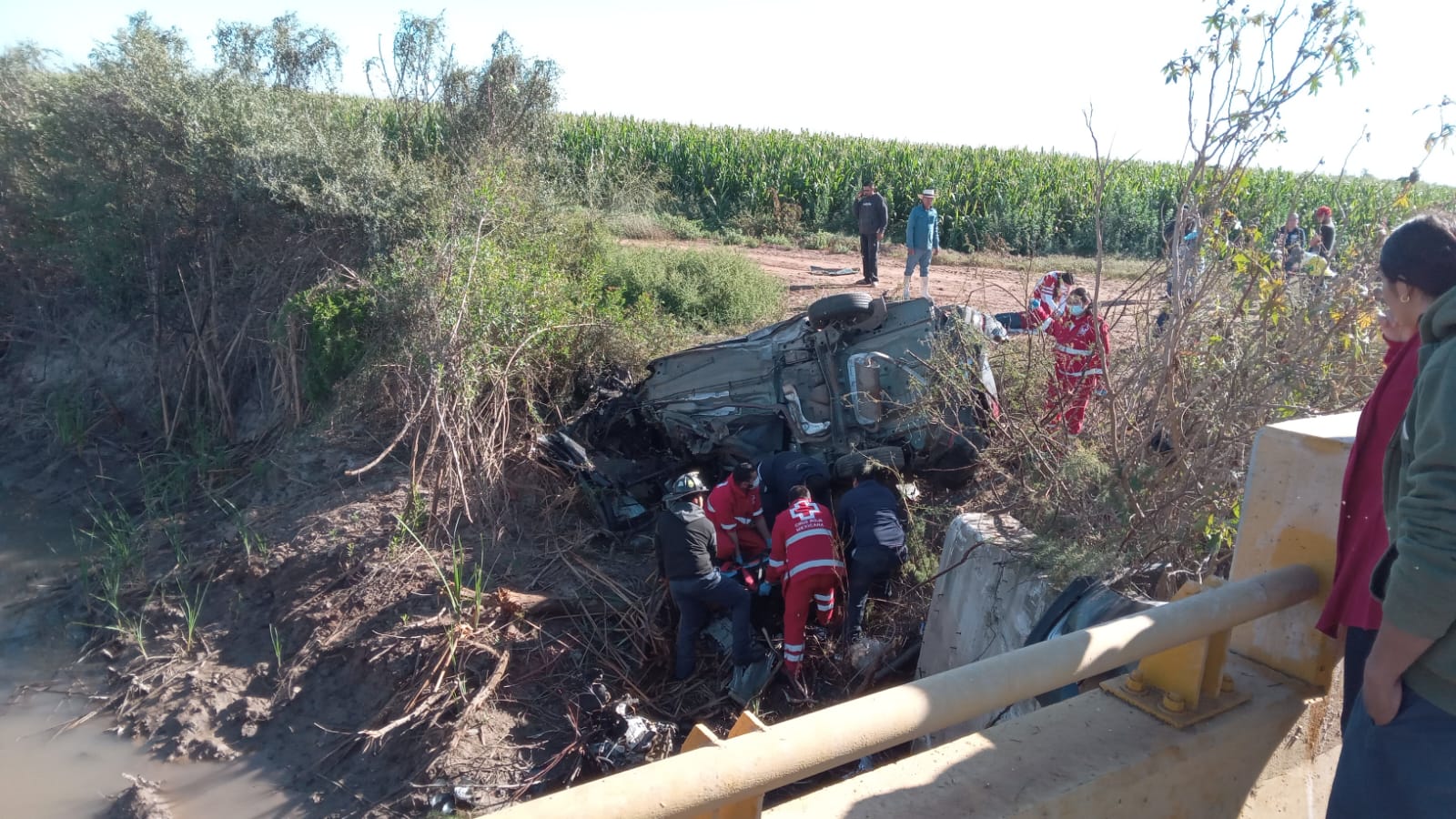 Juan y Carlos vivieron para contarla tras canalazo rumbo a Las Glorias, Guasave