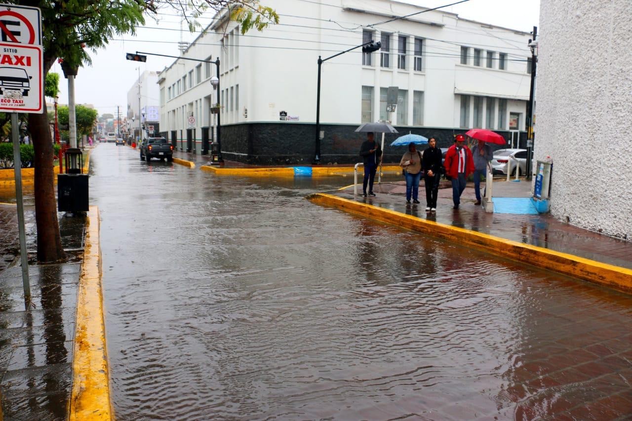 Algunos planteles educativos cancelan clases en Mazatlán por las lluvias atípicas en el puerto