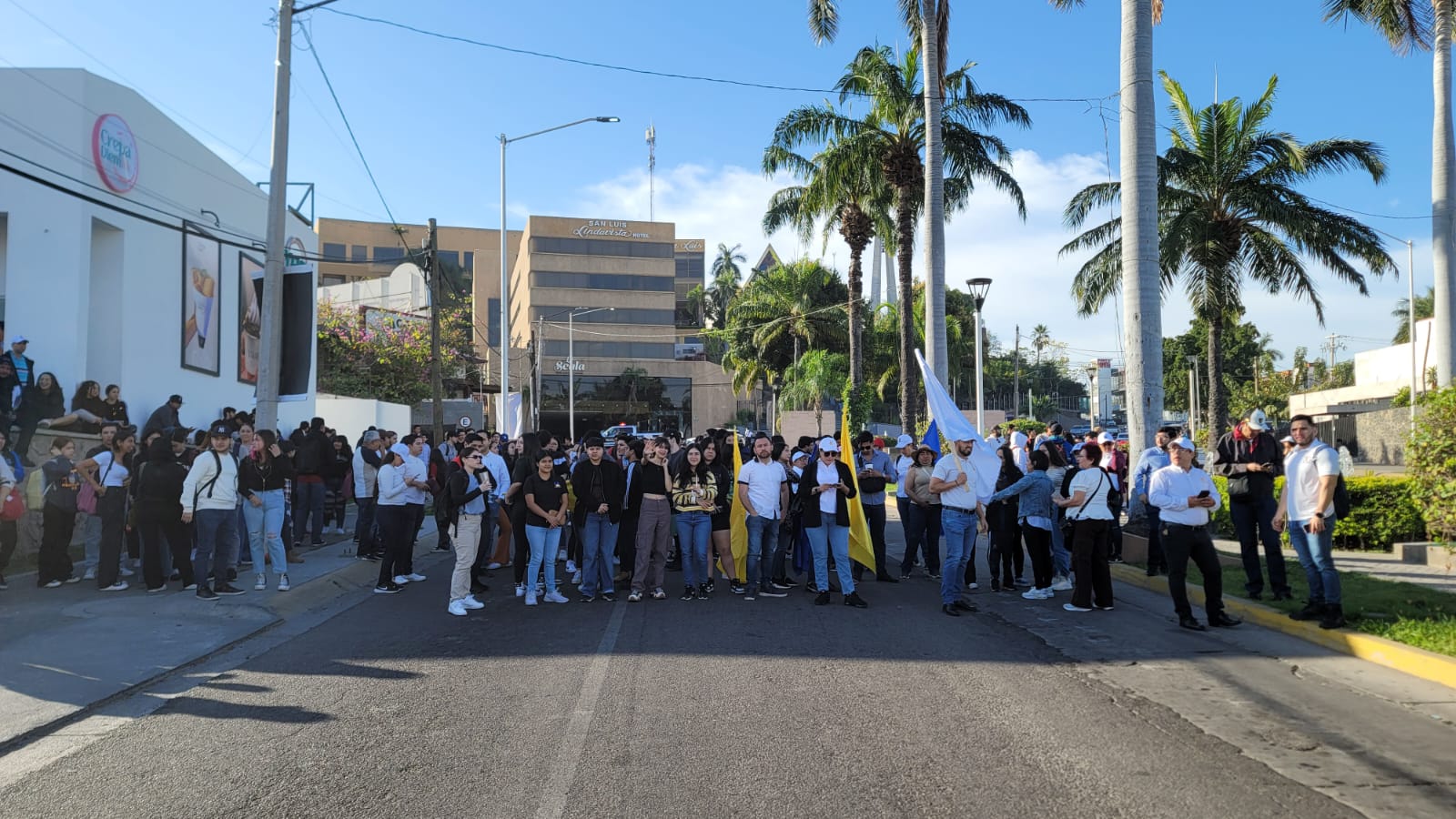 Universitarios levantan plantón en La Lomita