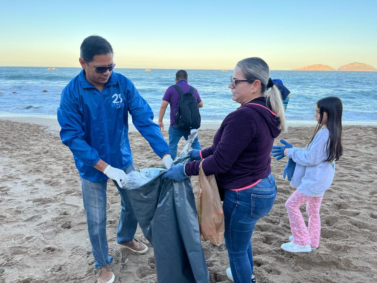 Se activan para limpiar playas de Mazatlán en medio de su Carnaval