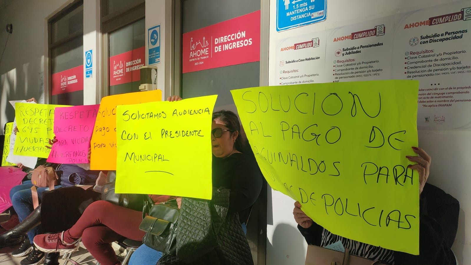Madrugan viudas de policías a tomar las oficinas de Ingresos en Ahome; exigen sus aguinaldos