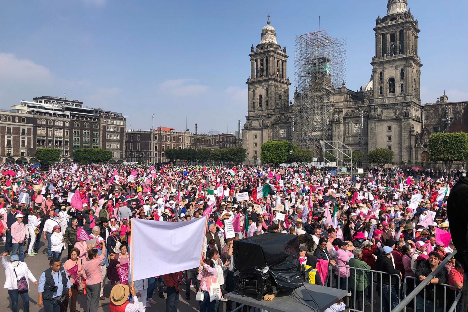 ‘Ahora se disfrazan de demócratas’: AMLO arremete contra participantes en ‘Marcha por nuestra democracia’