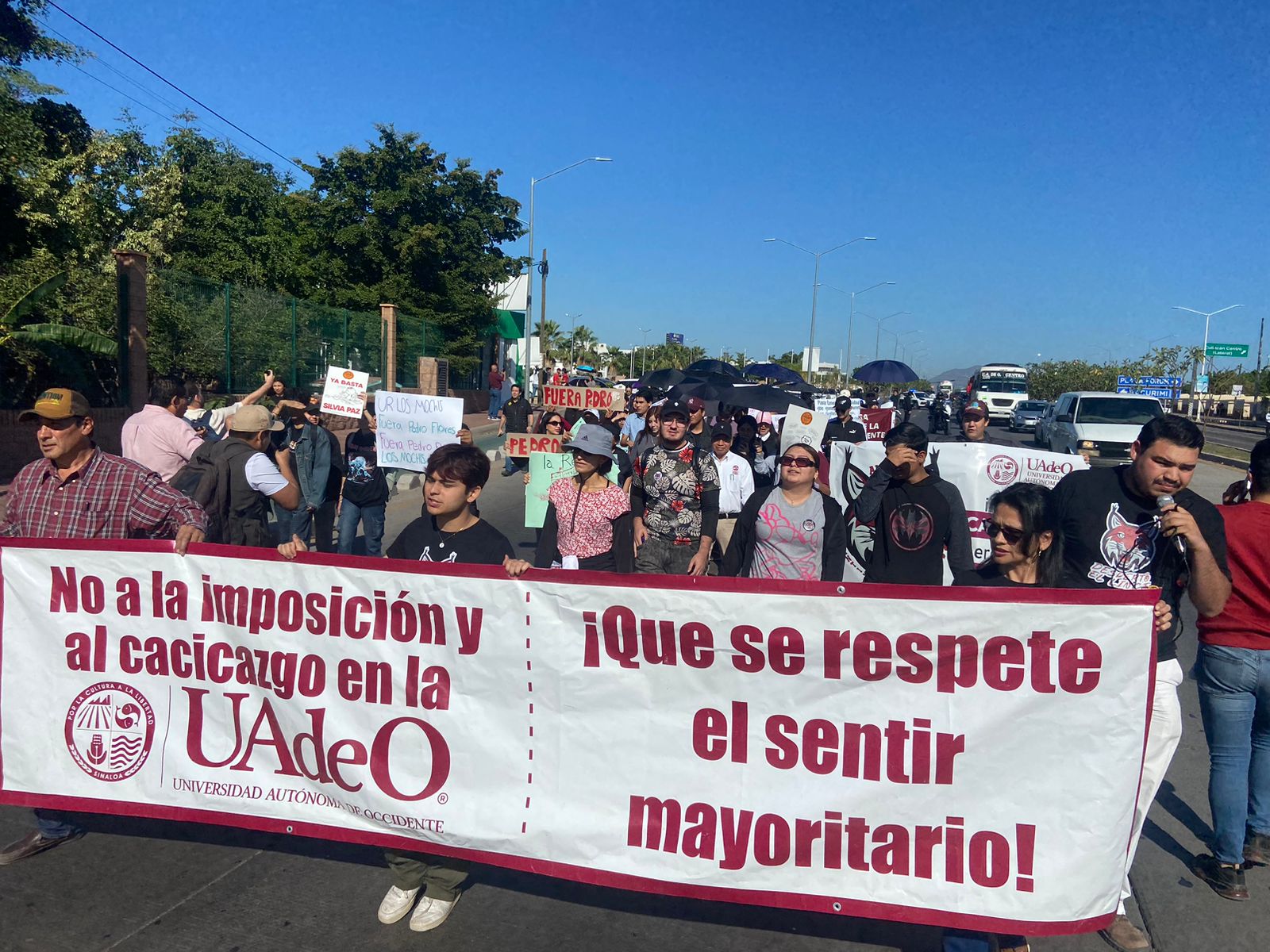Marchan alumnos y docentes de la UAdeO en Culiacán y Guasave; piden la salida del rector Pedro Flores