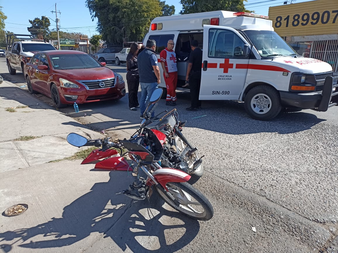 Motociclista ingresa al Hospital General de Los Mochis tras sufrir un accidente vial