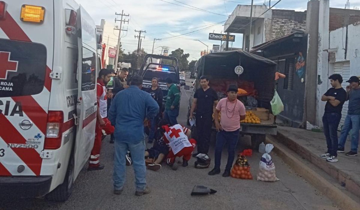 Motociclista intenta maniobra de rebase y se impacta contra una camioneta en Guasave