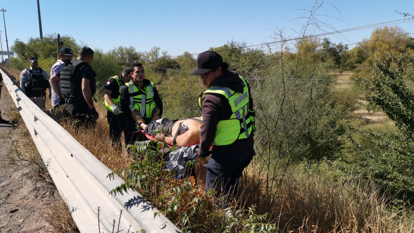 Motociclista resulta con lesiones de gravedad tras salirse de la carretera federal México 15 en Ahome