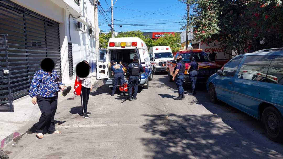 Mujer adulta recibe descarga eléctrica tras quitar un trapo de un cable en Mazatlán