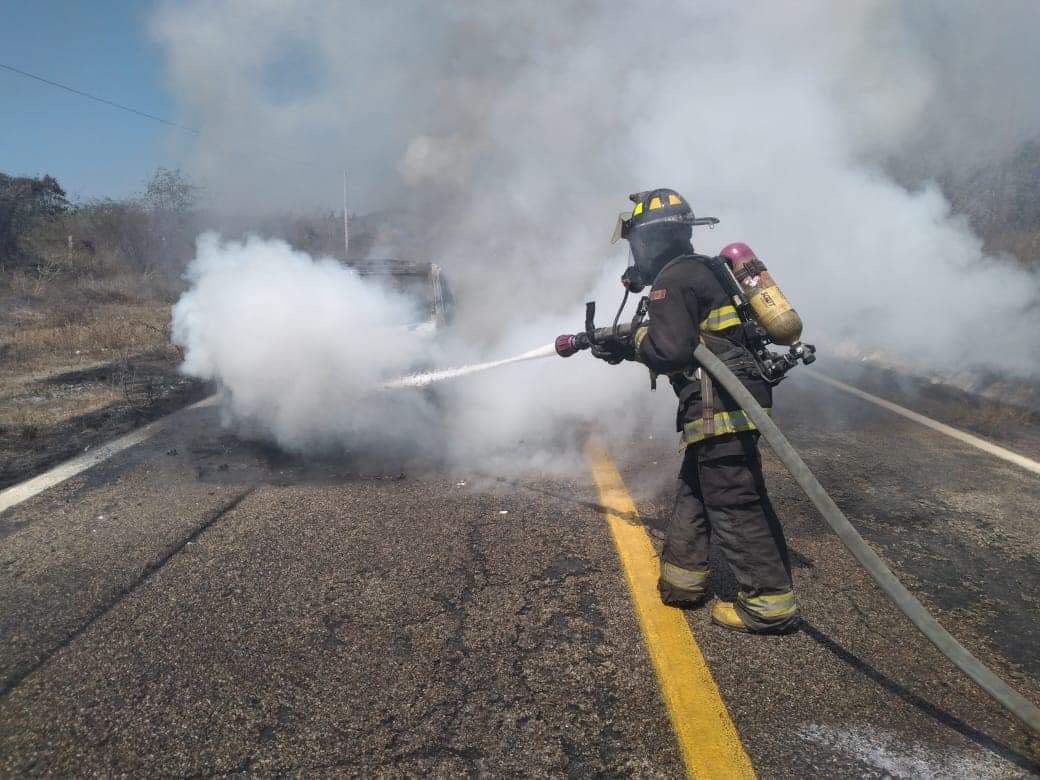 Mujeres fueron a comer a El Quelite y su automóvil terminó incendiado a su regreso