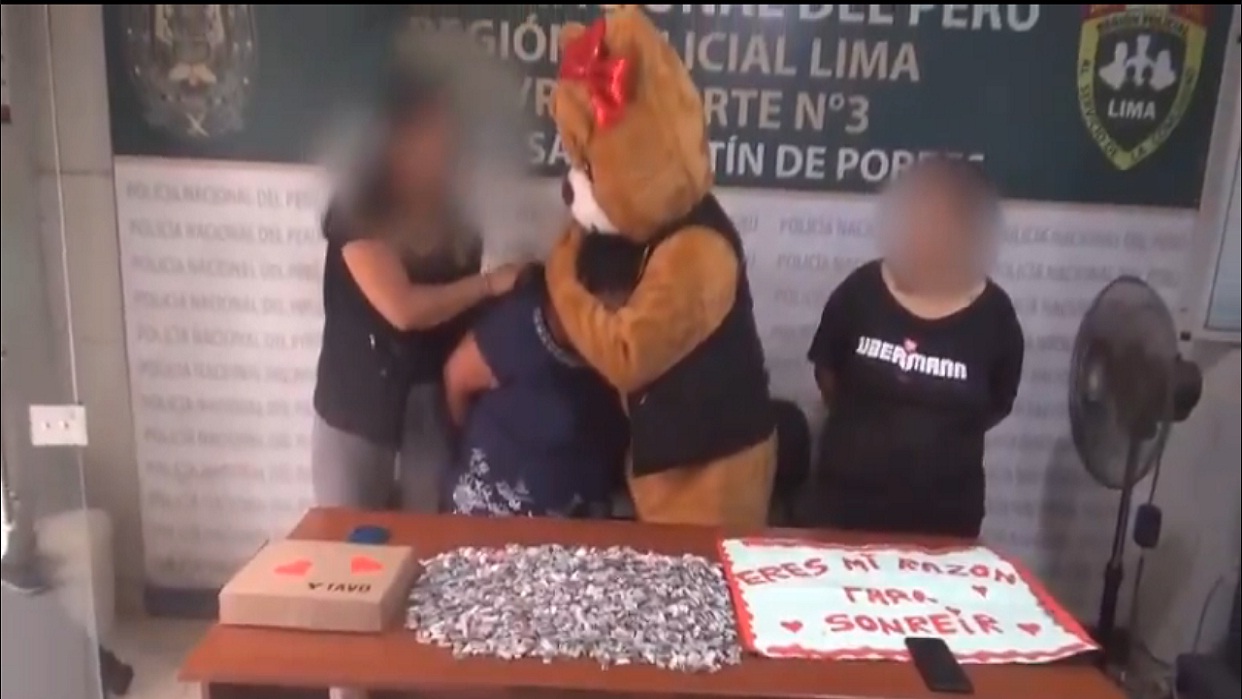 ¡La osita del amor por la seguridad! Agente encubierto se disfraza para detener a vendedores de droga