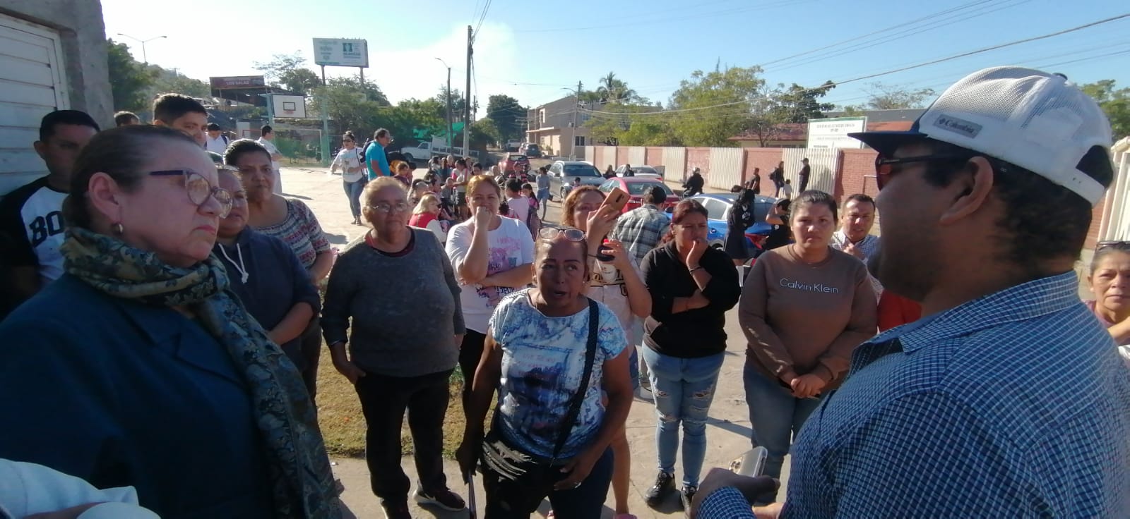 Padres de familia de la colonia Sirena en Mazatlán, cierran plantel educativo tras darles de baja a sus hijos