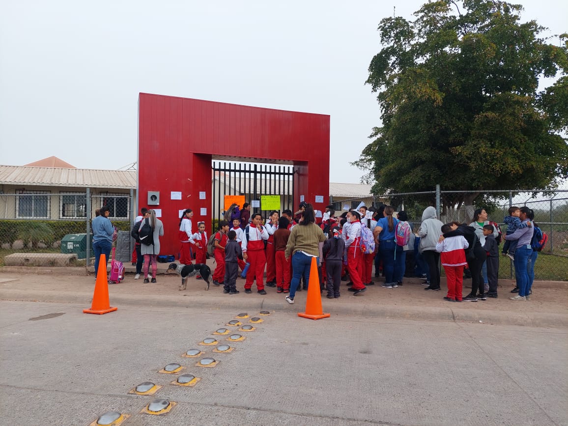 Padres de familia toman la escuela Fundación Nissan Andanac número 83 por falta de energía eléctrica