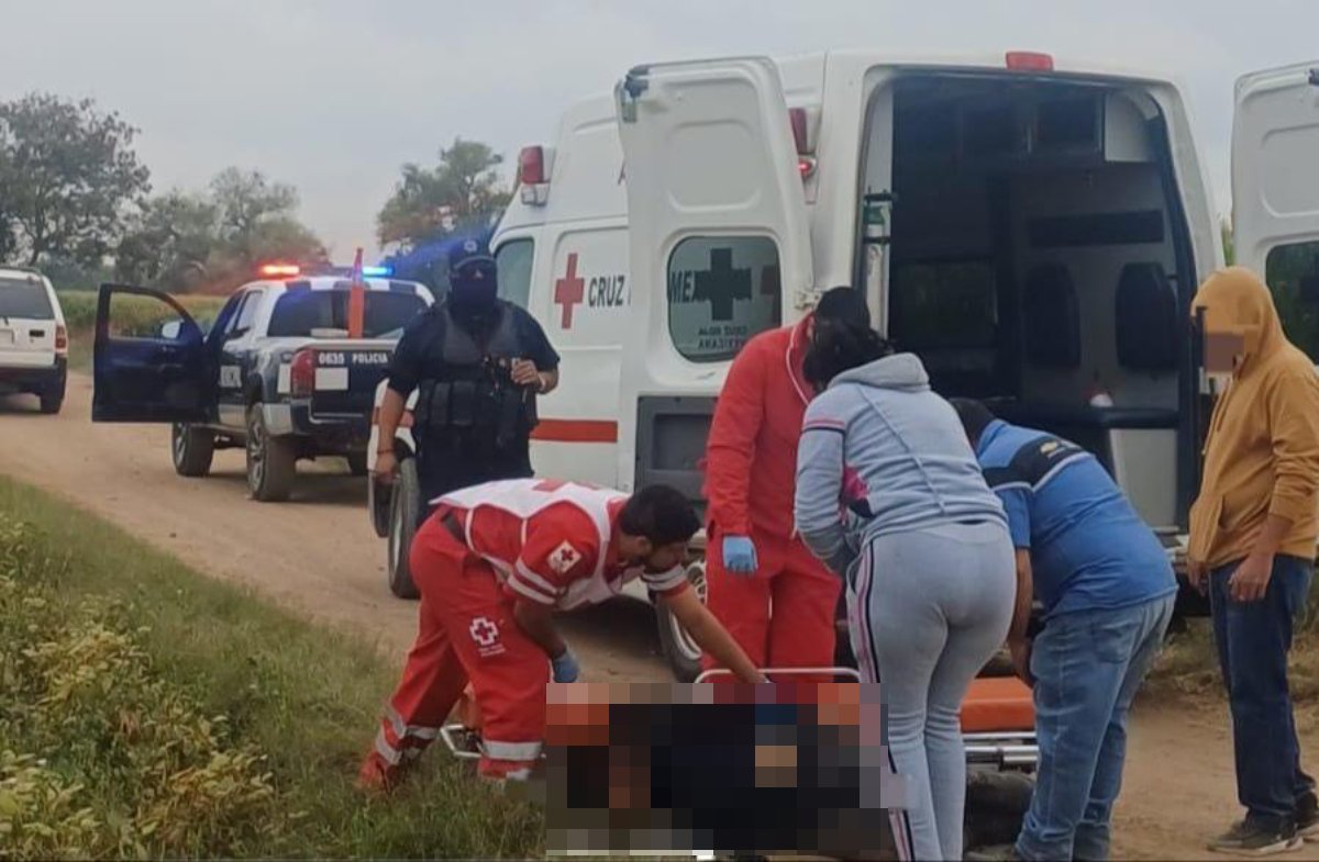 Motociclista termina lesionado al sufrir una salida de camino en unas tierras de cultivo de Guasave