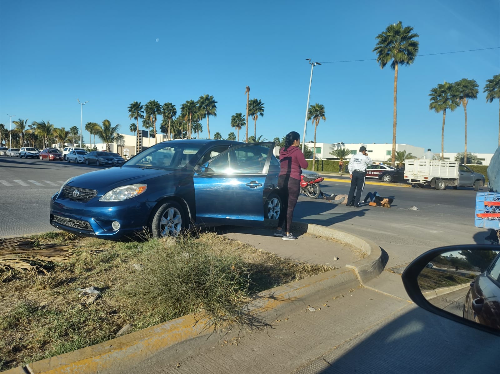 Pareja de motociclistas se impacta contra un automóvil en Los Mochis; fueron trasladados a un hospital