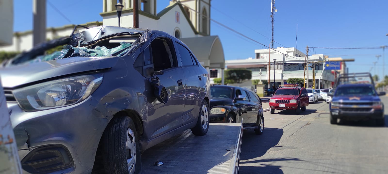 Persecución de militares contra automóvil, deja dos personas lesionadas tras chocar en Guamúchil