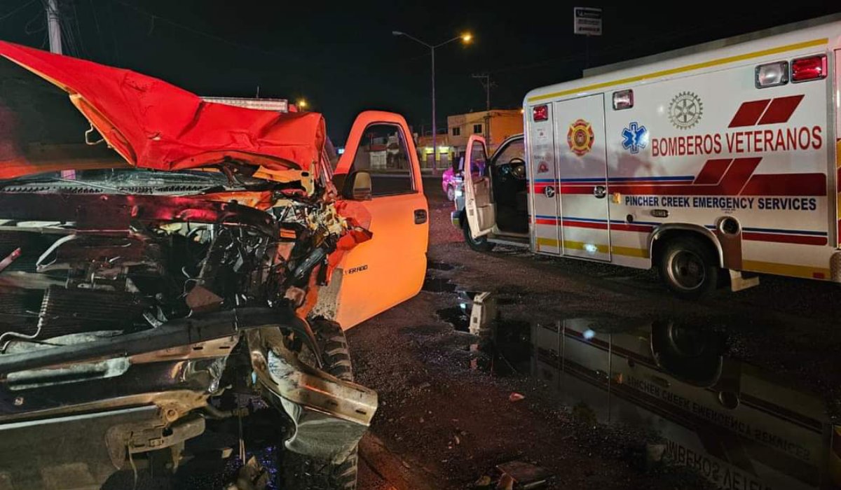Pierde el control del volante y choca sobre la carretera internacional Sur en Mazatlán