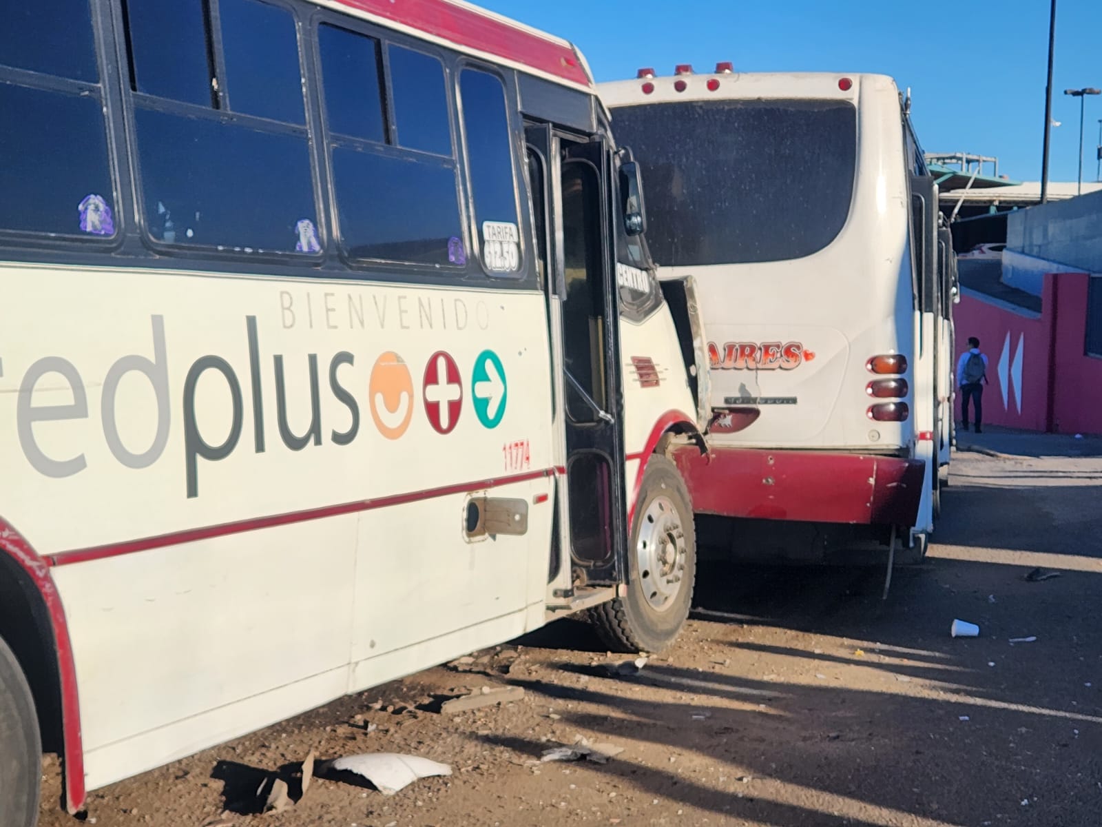 Por ir peleando pasaje chocan dos camiones de la misma ruta en Culiacán; hay varios lesionados