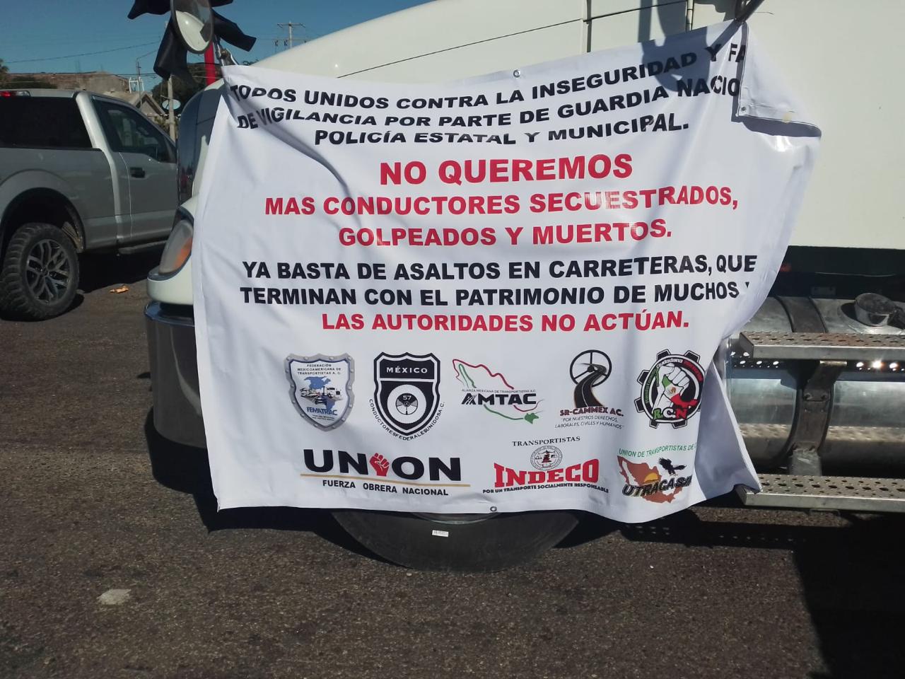 Por la inseguridad en carreteras se manifiestan transportistas en Las Brisas, Guasave