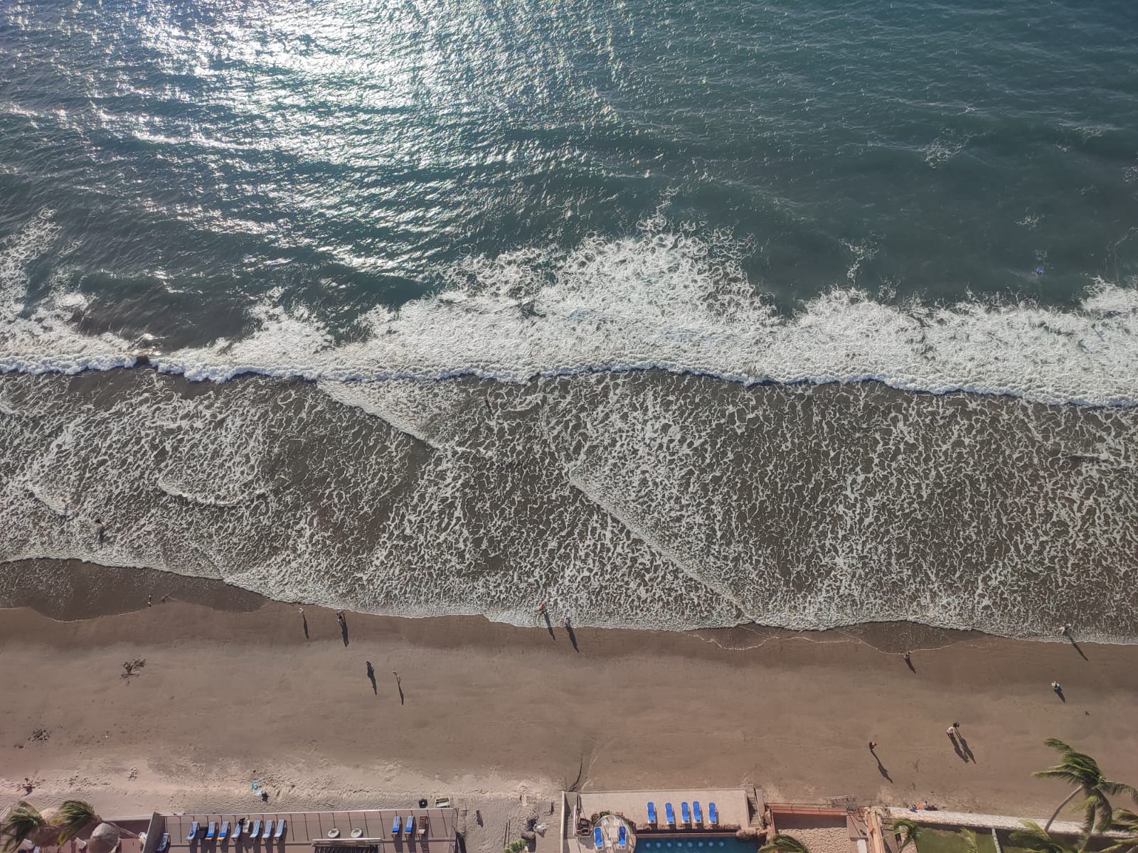 Restringen actividades en playas de Mazatlán por elevación de viento y oleaje