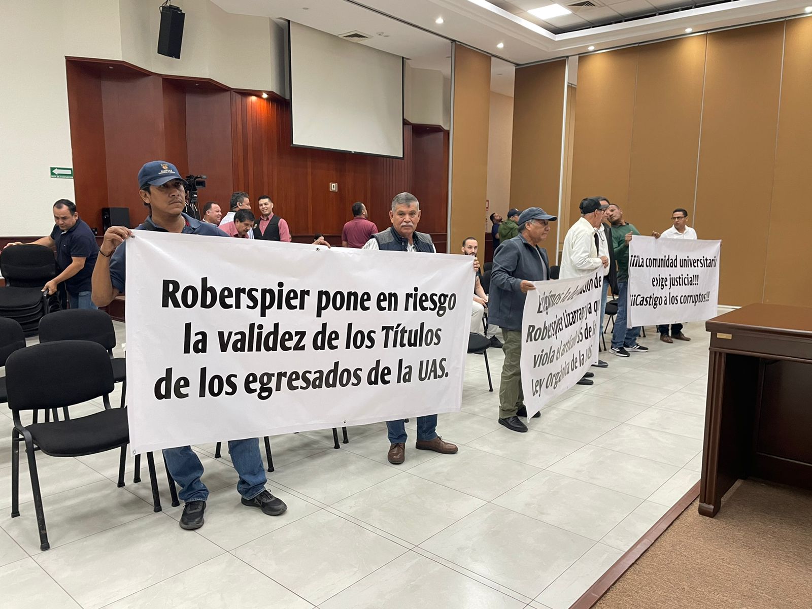 ‘Robespierre pone en riesgo validez de títulos de egresados de la UAS’; protestan en Congreso