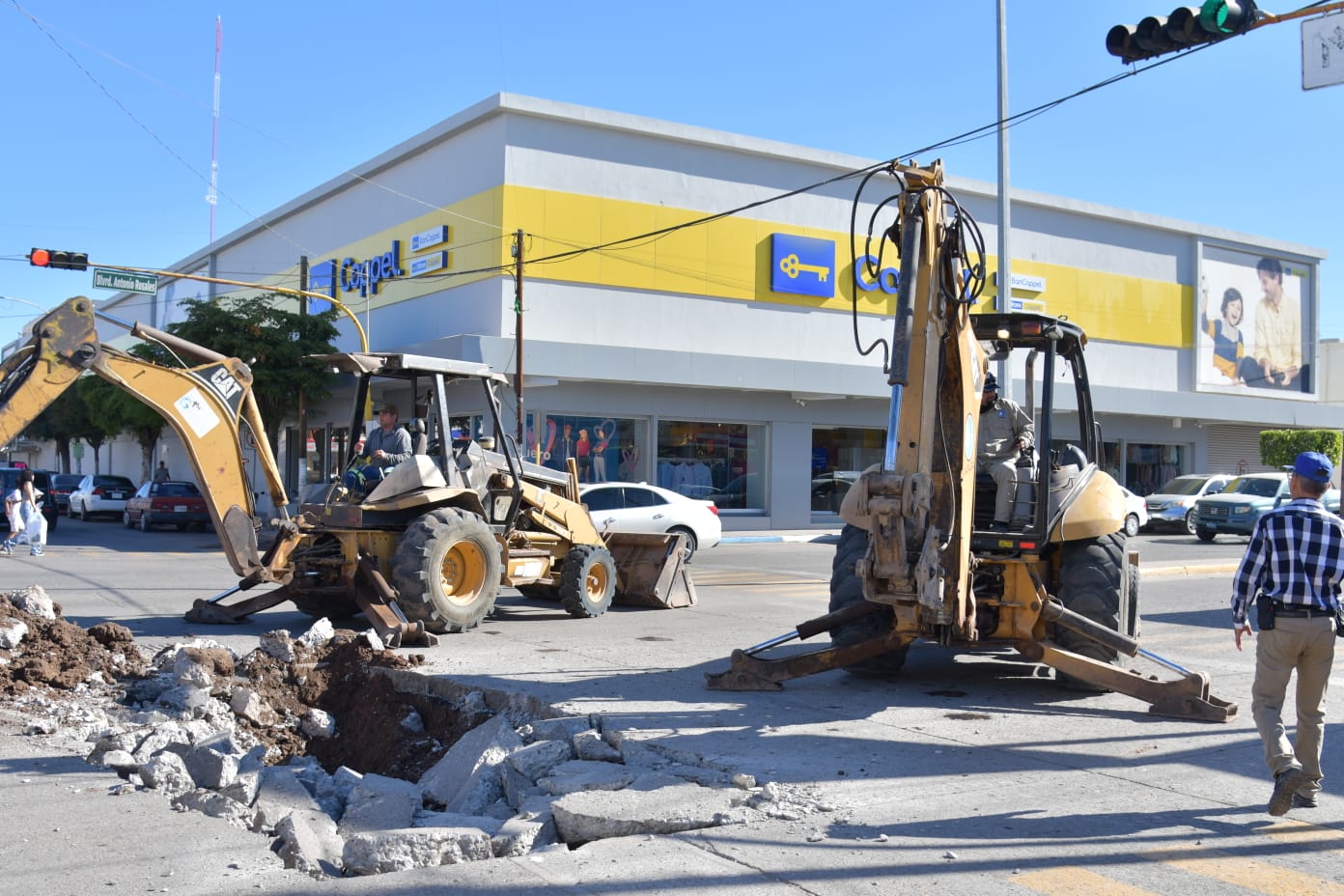 Se abre socavón en Guamúchil; obras públicas actúa de inmediato en la reparación del problema