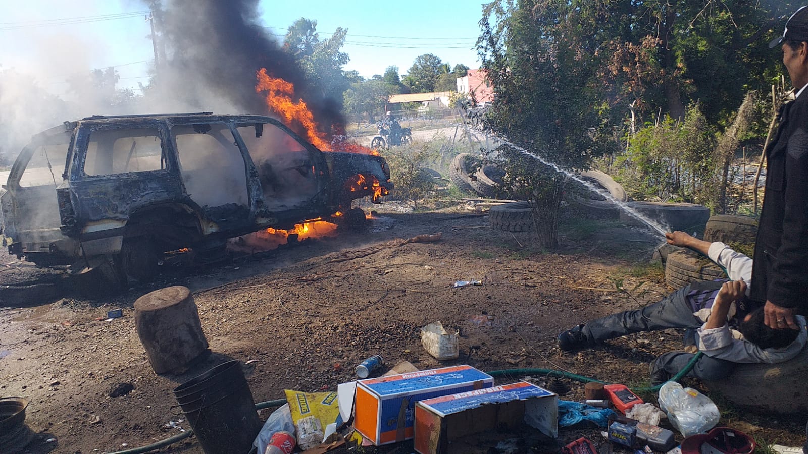 Se incendia camioneta en un taller del ejido Olas Altas en Ahome