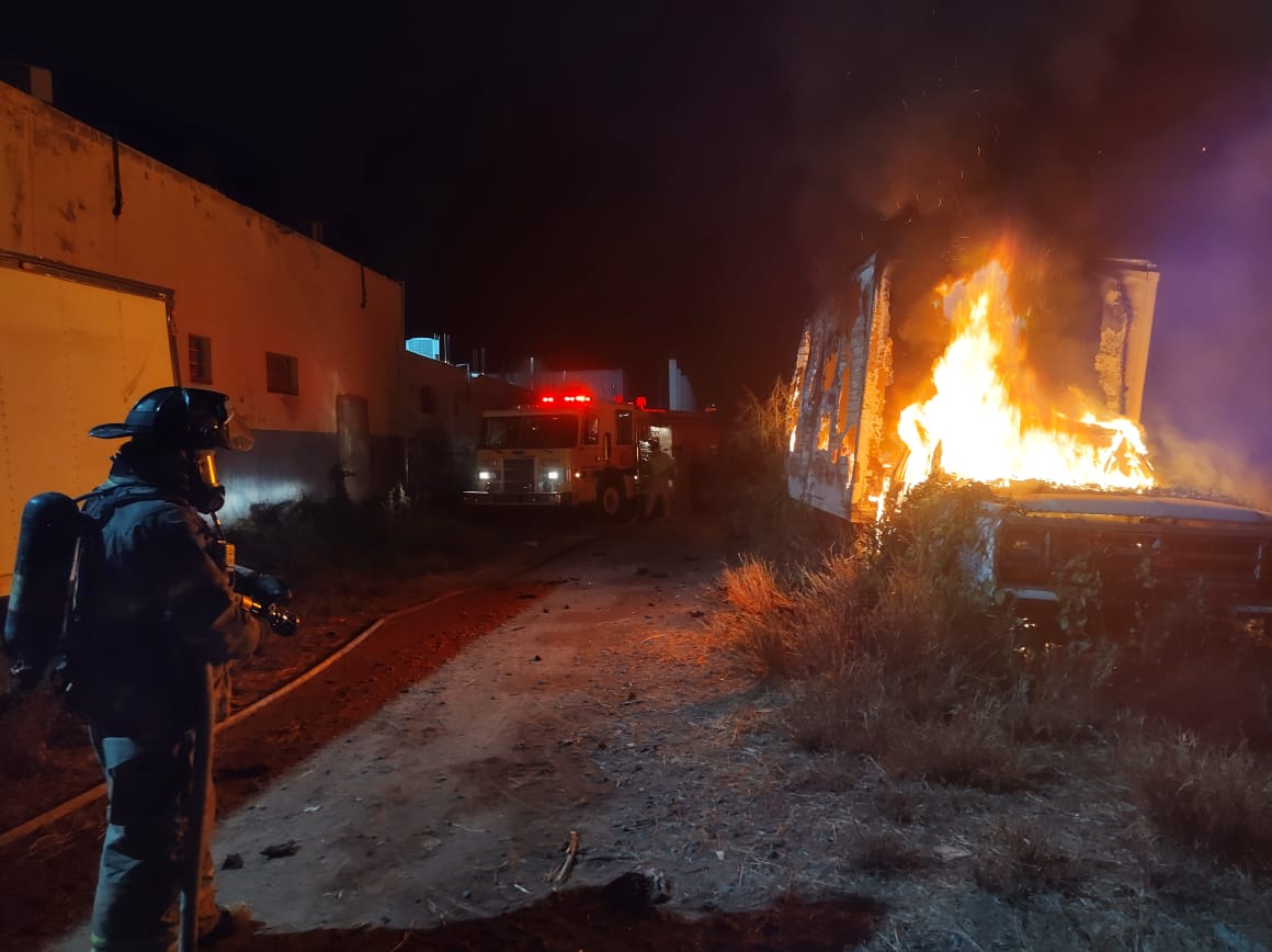 Se incendia tractocamión en Los Mochis