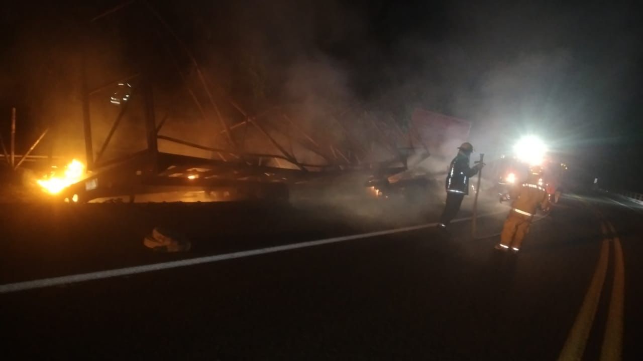 Se incendia tráiler luego de chocar contra un burro en Concordia