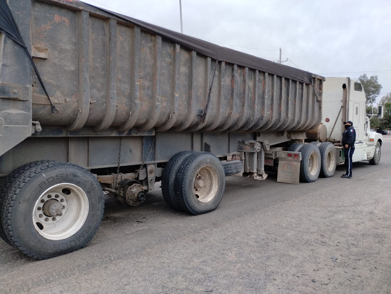 Se le desprenden dos llantas a un tractocamión y provoca accidente sobre la Mochis-El Fuerte