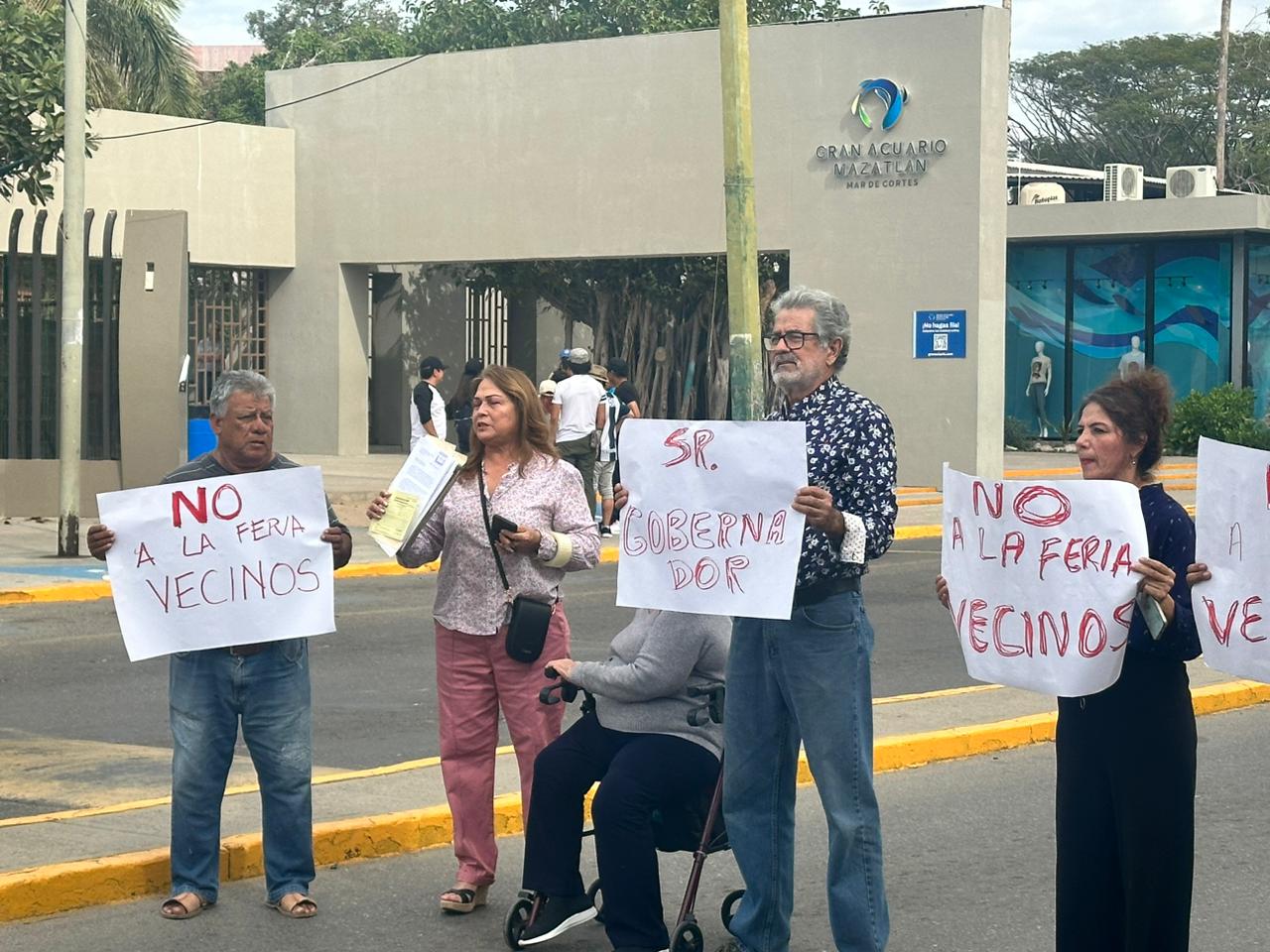 Alcalde de Mazatlán da respuestas a vecinos del fraccionamiento Tellería que se manifestaron por la feria
