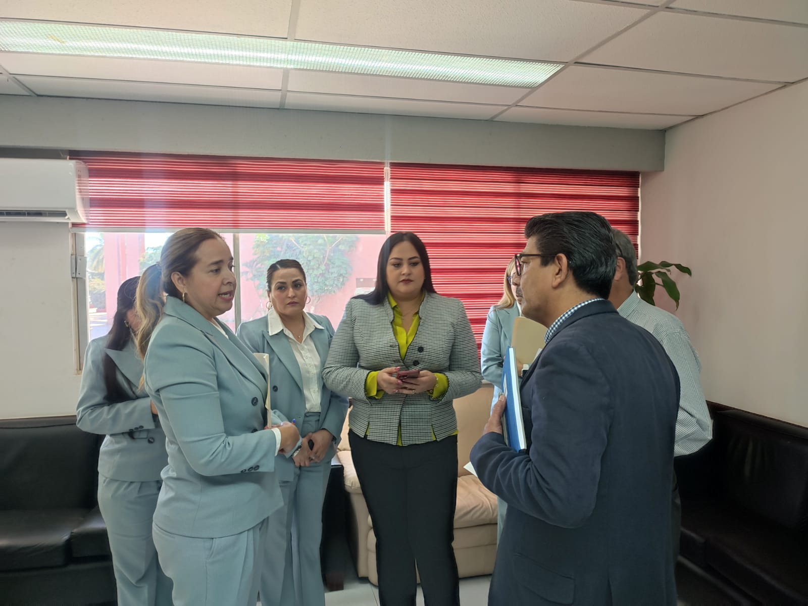 Se planta directiva del Satag frente a presidencia, en Guasave; denuncian hostigamiento a trabajadora