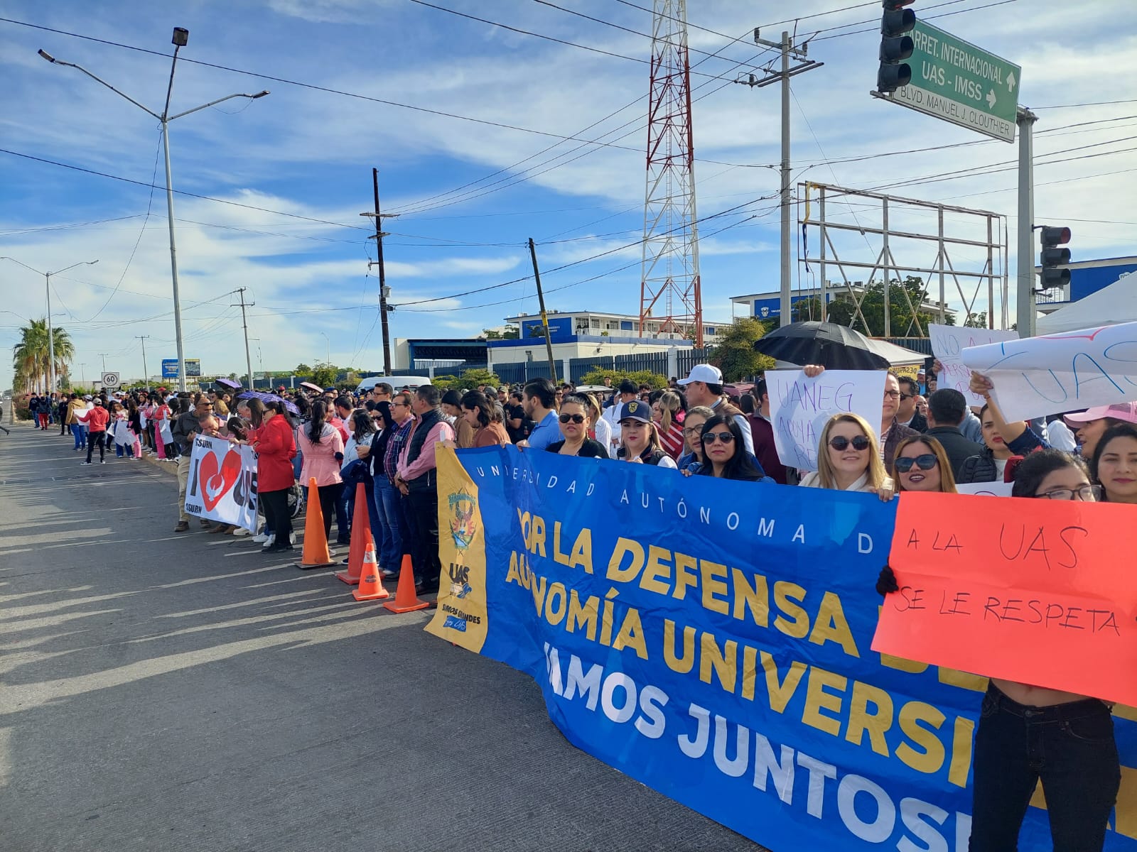 ¡Por la defensa a la autonomía! Se plantan universitarios en crucero de Los Mochis