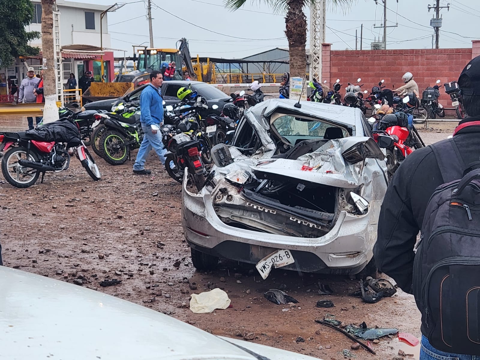 Se registra accidente ferroviario en Culiacancito, Culiacán; hay cinco vehículos siniestrados, entre ellos la caja de un tráiler
