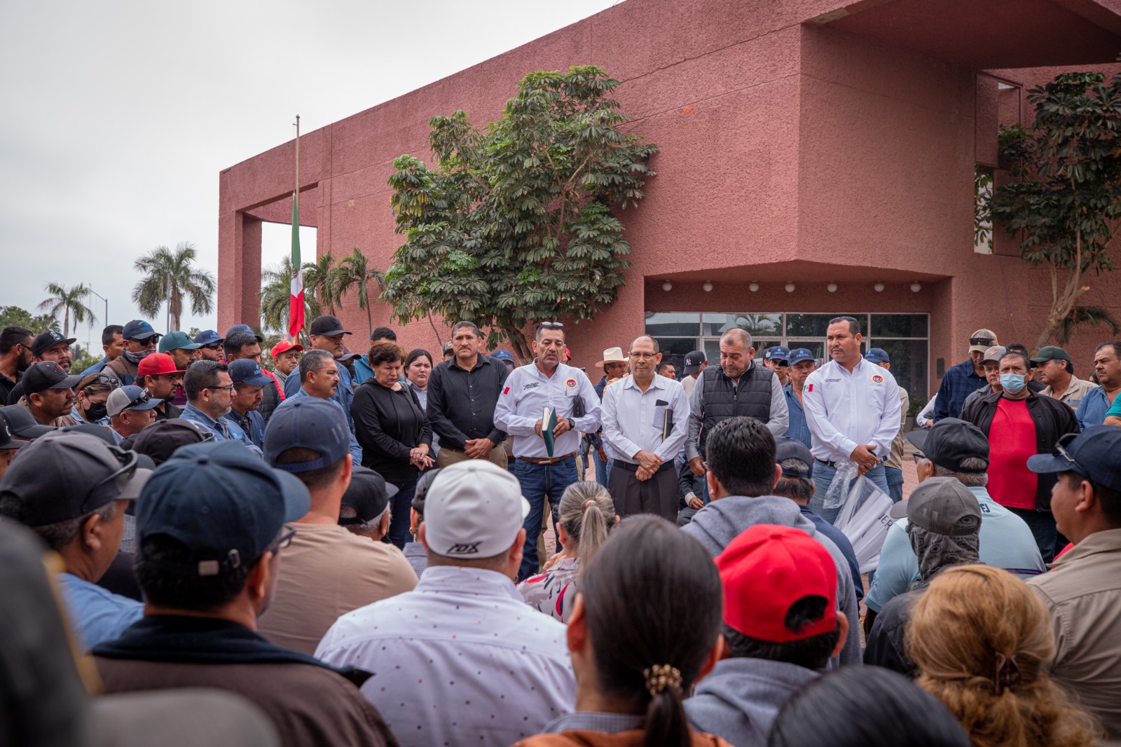 Sindicalizados Jumapag levantan plantón frente al Ayuntamiento; acuerdan mesa de diálogo